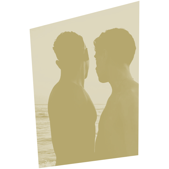 dos hombres dando afecto físico